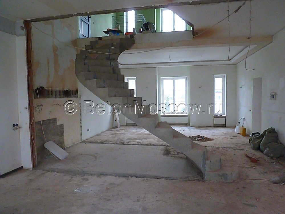 Лестница забежная из железобетона в коттеджном посёлке Козино. Фото 1