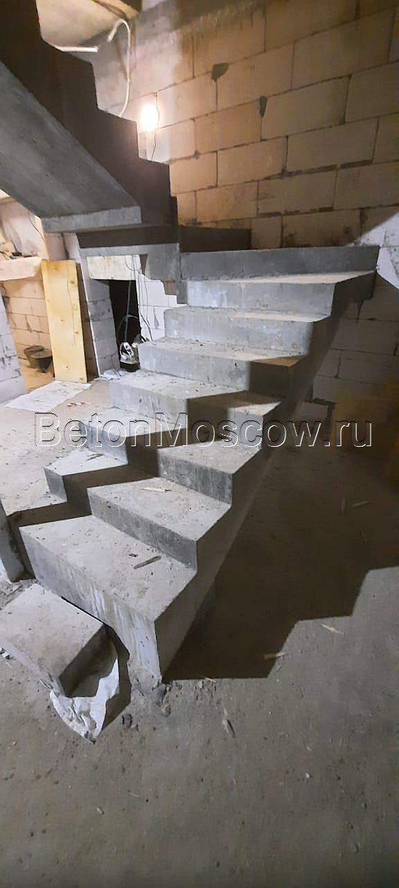 Забежная монолитная лестница. Фото 1