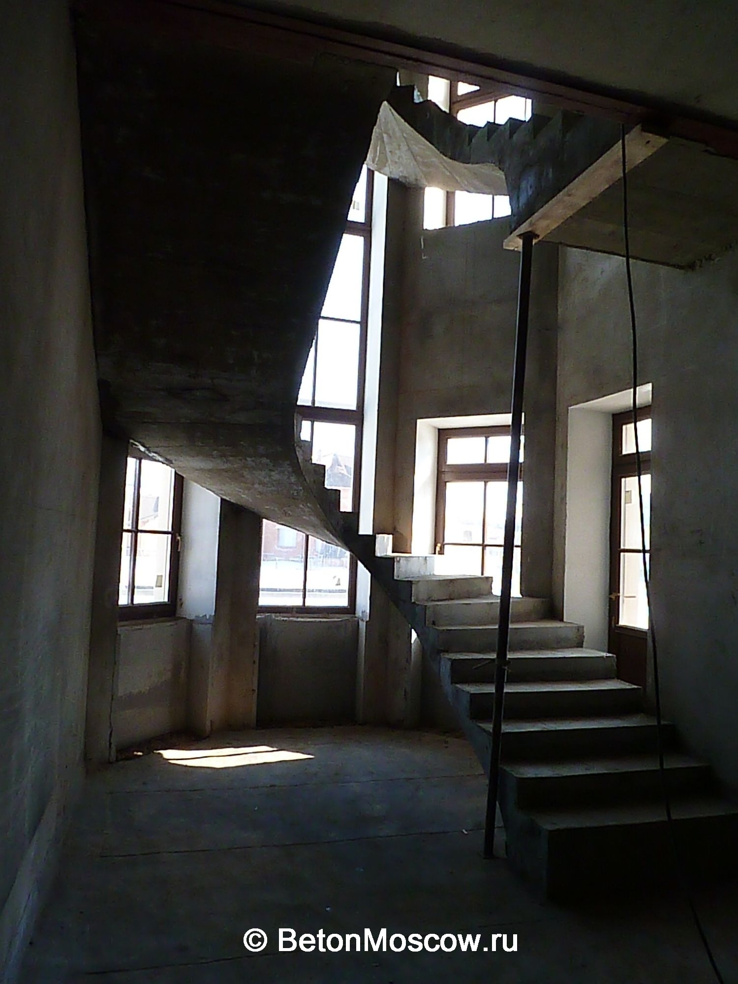 Бетонная лестница в коттеджном посёлке Лазурный берег. Фото 1