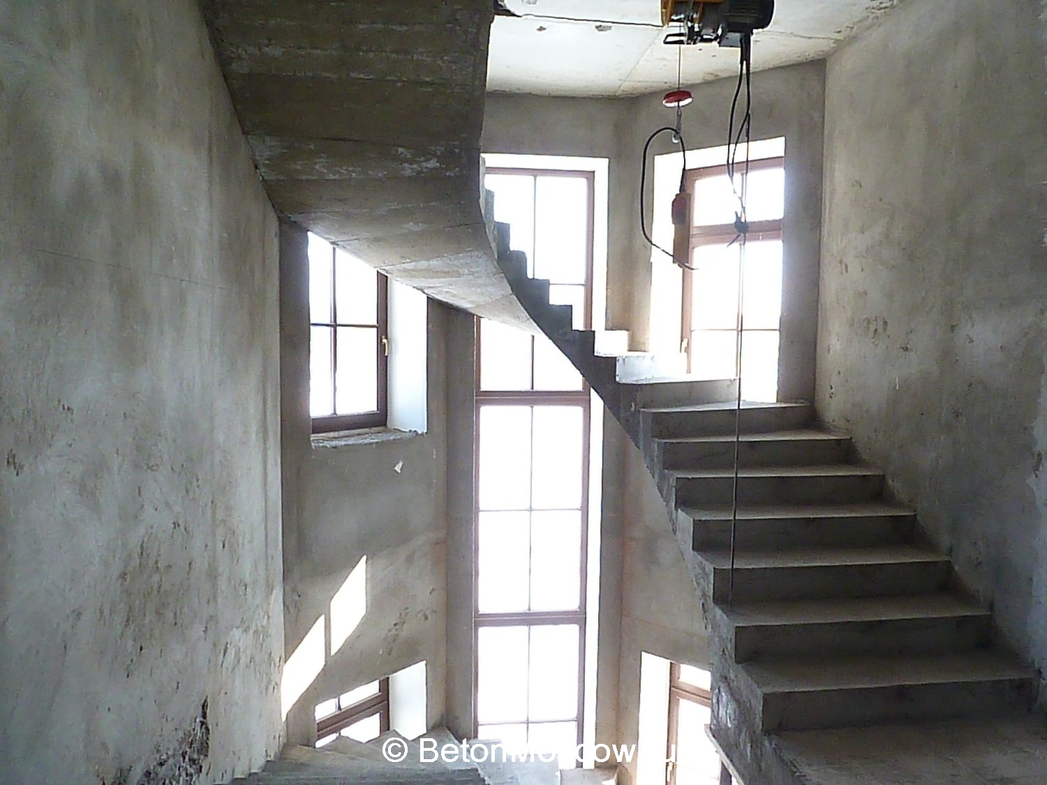 Бетонная лестница в коттеджном посёлке Лазурный берег. Фото 10