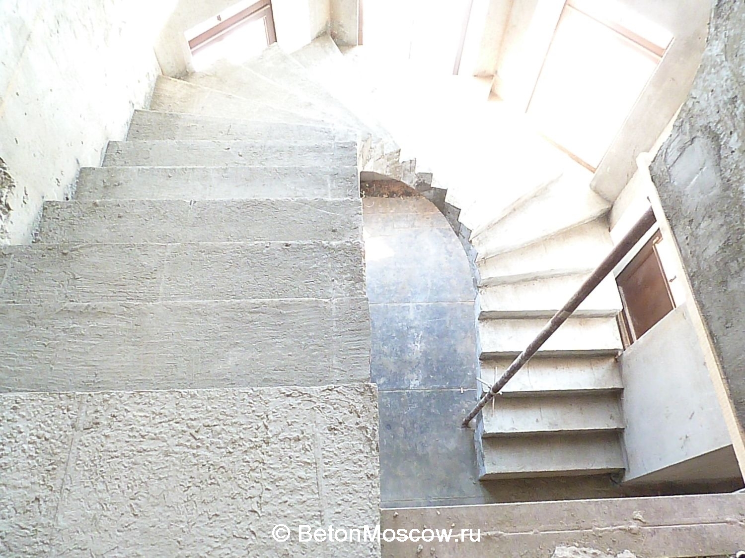 Бетонная лестница в коттеджном посёлке Лазурный берег. Фото 11