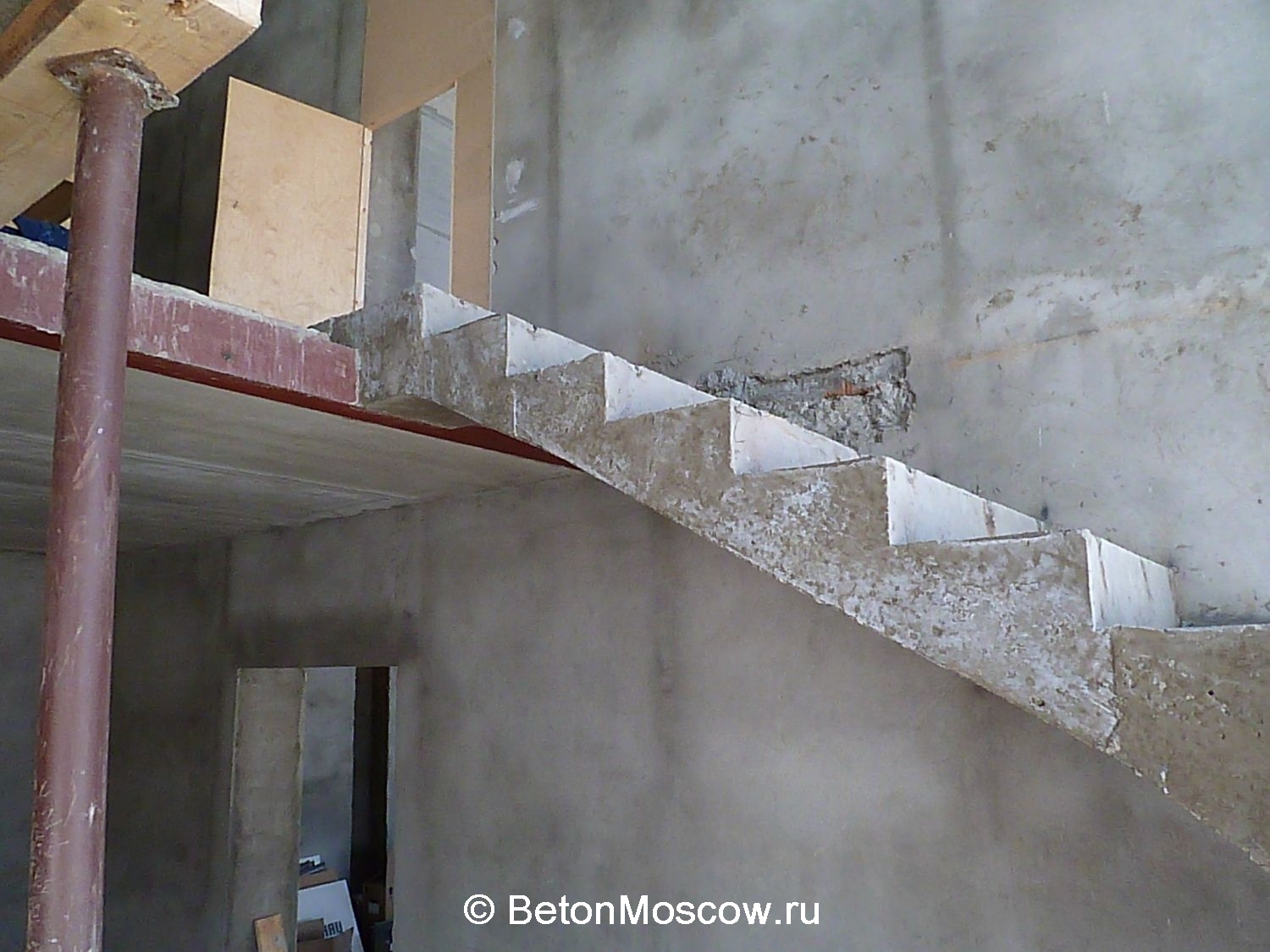 Бетонная лестница в коттеджном посёлке Лазурный берег. Фото 12