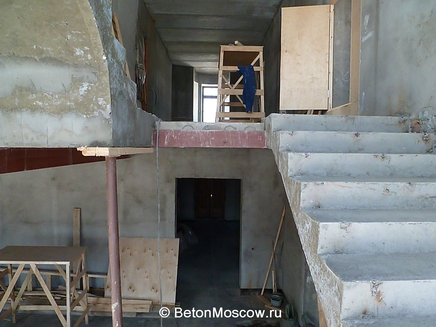 Бетонная лестница в коттеджном посёлке Лазурный берег. Фото 13