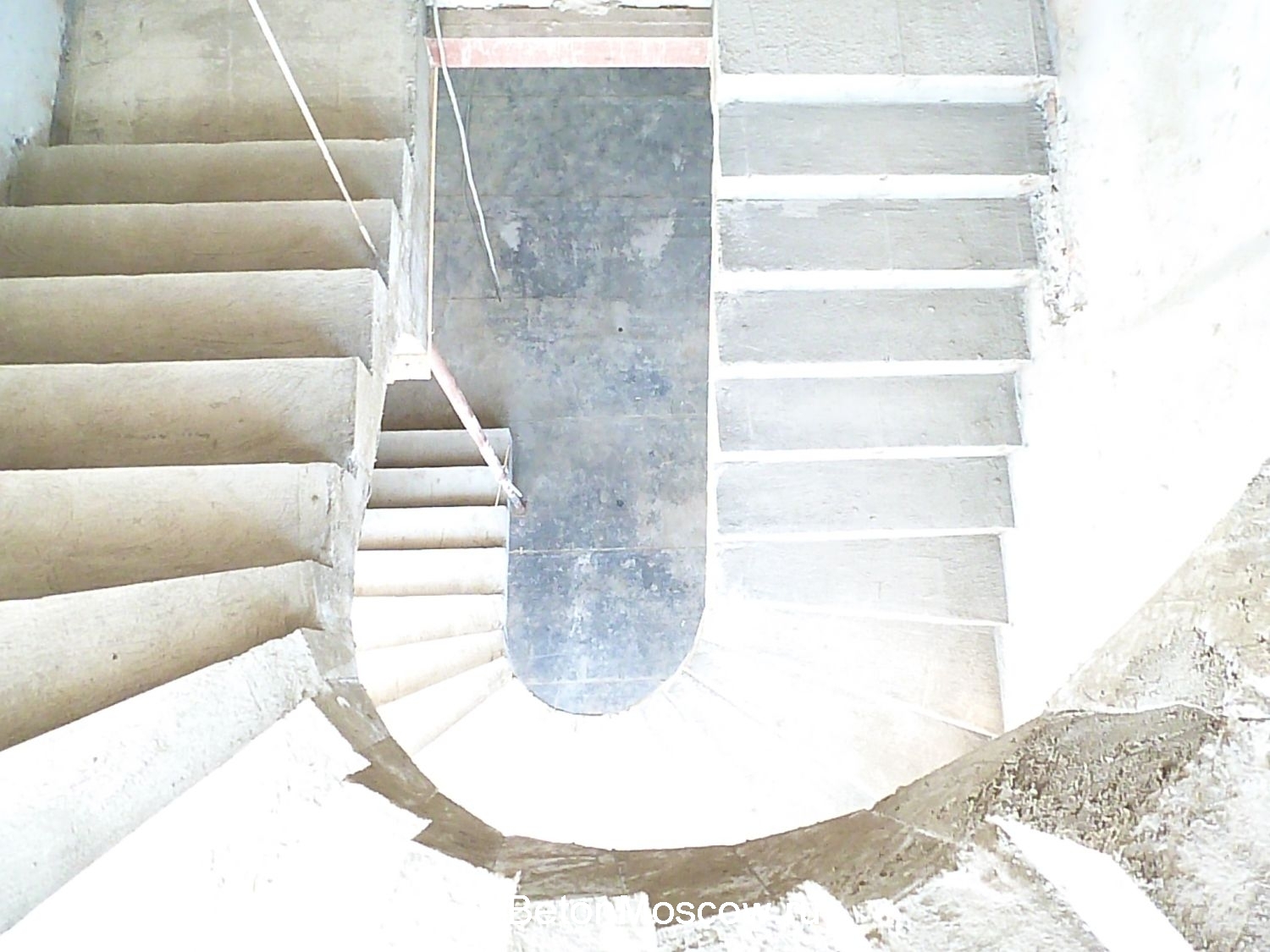 Бетонная лестница в коттеджном посёлке Лазурный берег. Фото 15