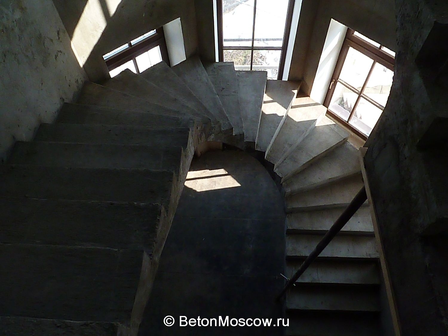 Бетонная лестница в коттеджном посёлке Лазурный берег. Фото 16