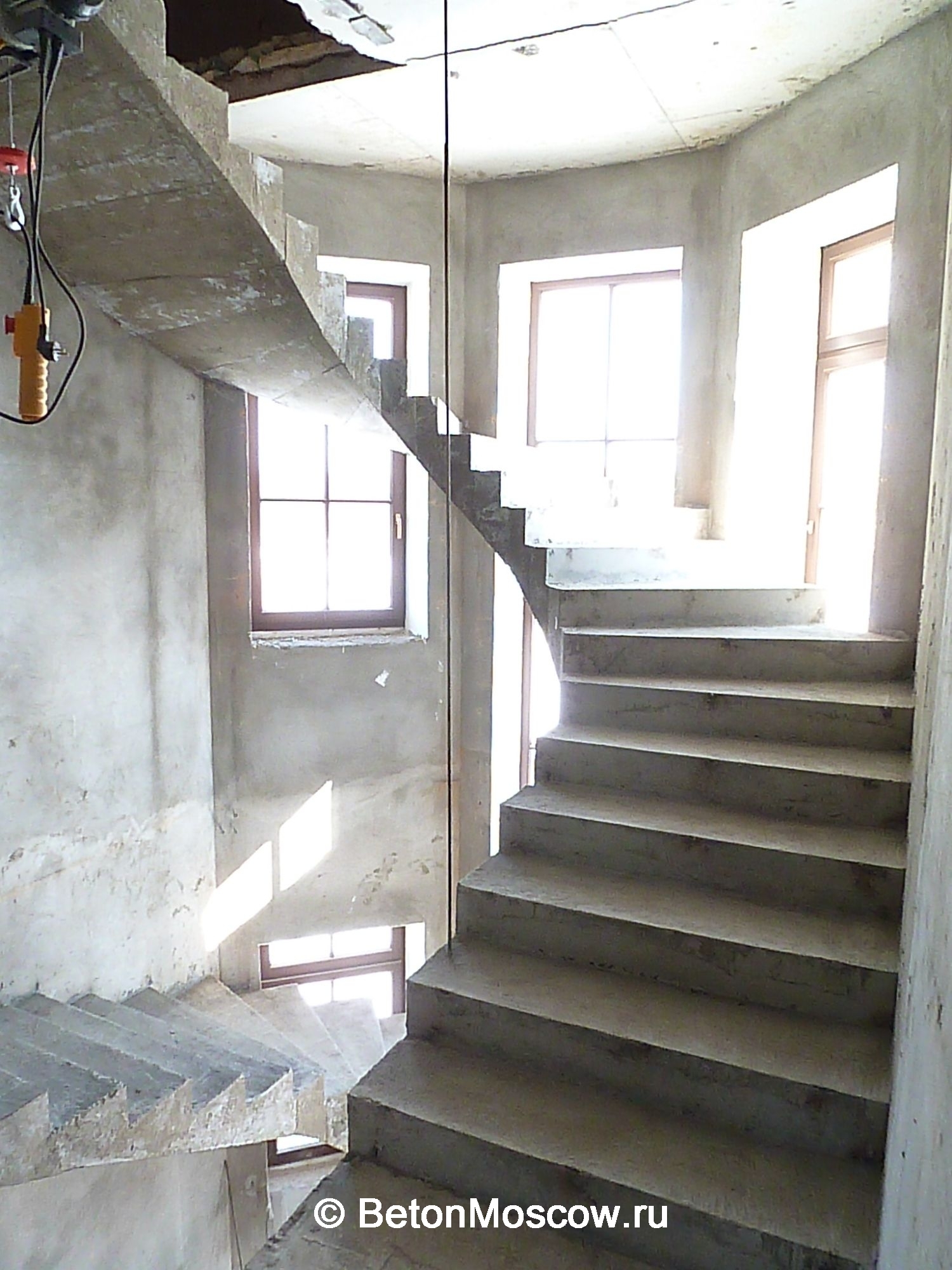 Бетонная лестница в коттеджном посёлке Лазурный берег. Фото 2