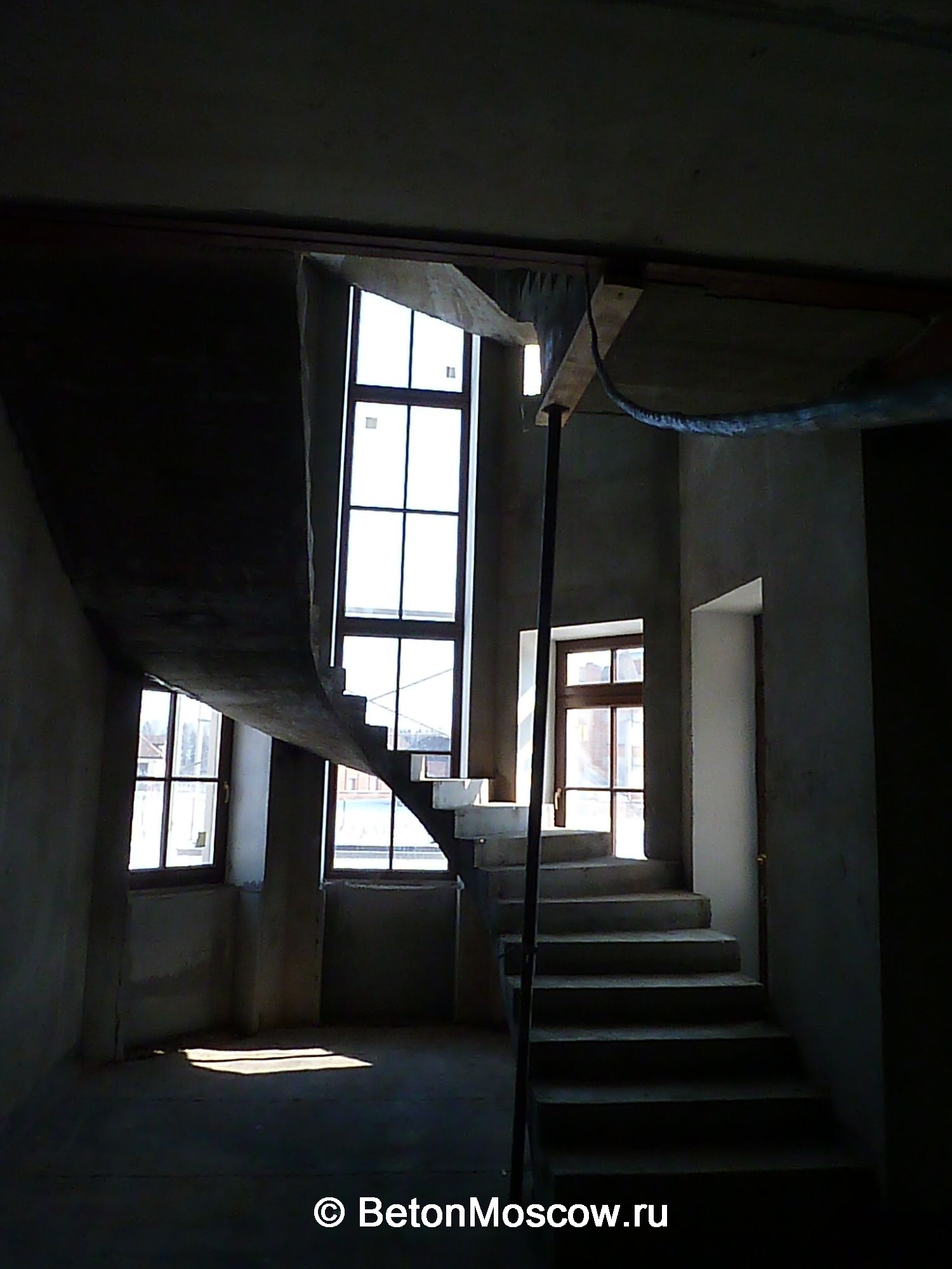Бетонная лестница в коттеджном посёлке Лазурный берег. Фото 4