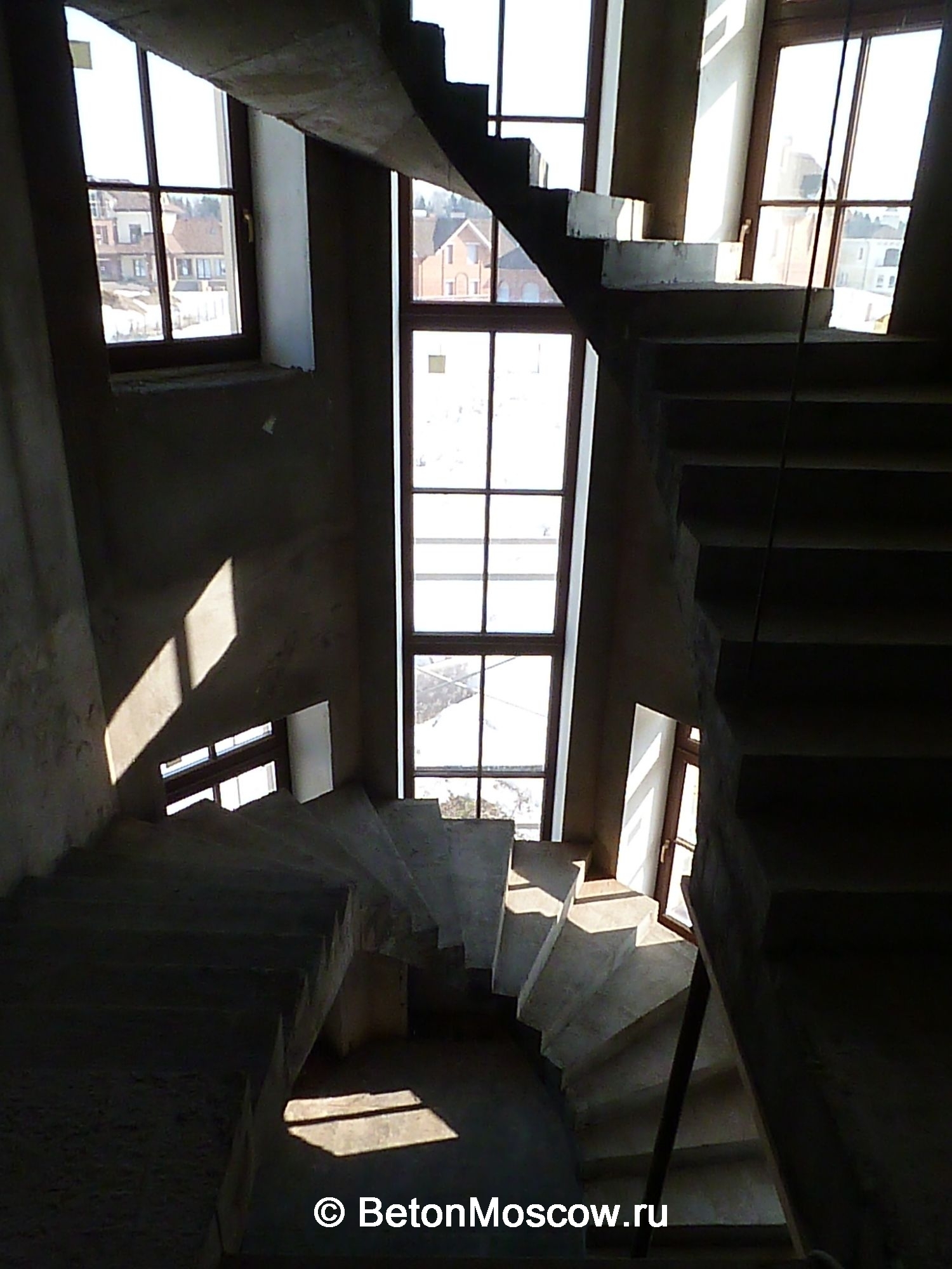 Бетонная лестница в коттеджном посёлке Лазурный берег. Фото 5