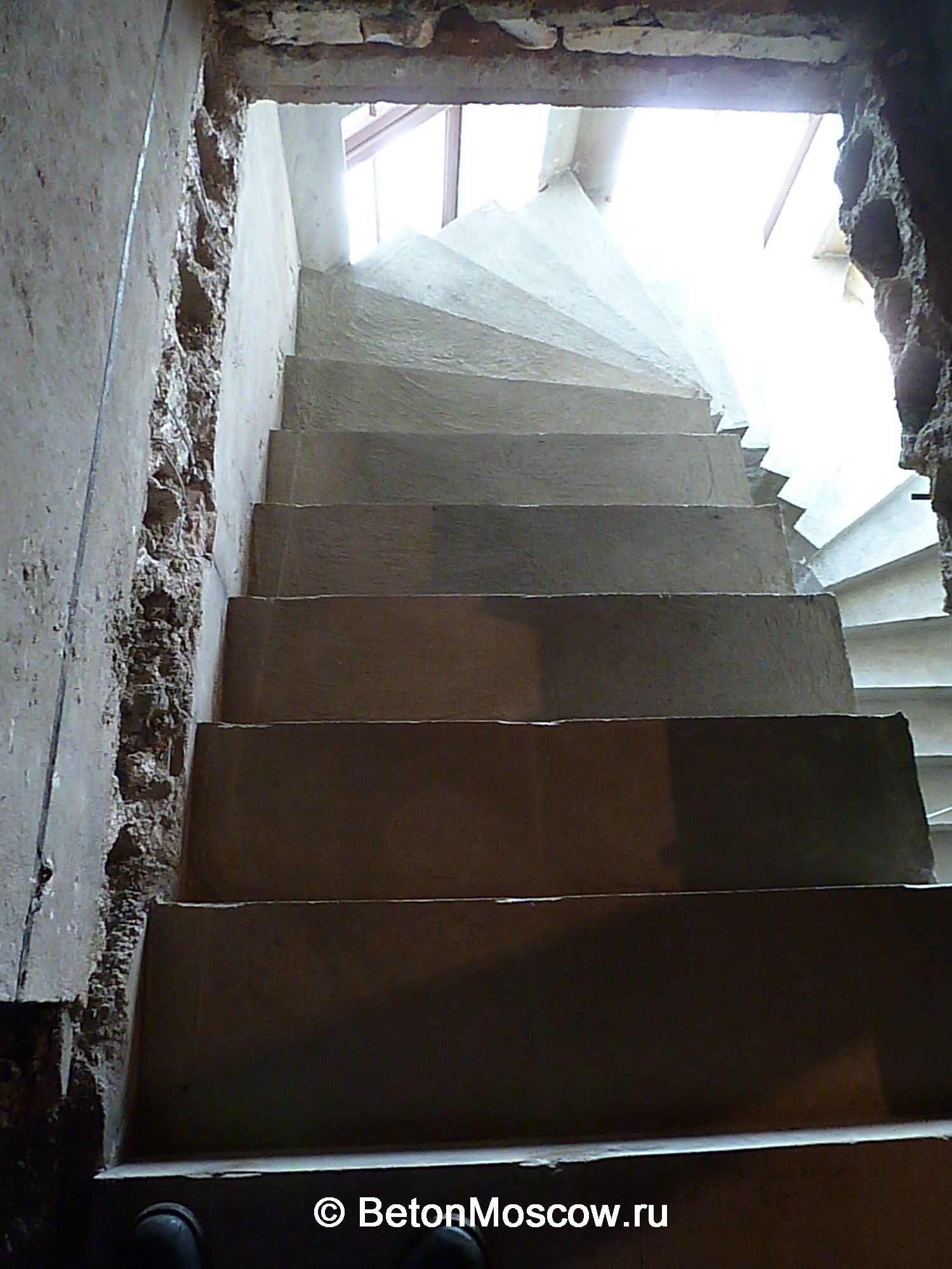 Бетонная лестница в коттеджном посёлке Лазурный берег. Фото 6