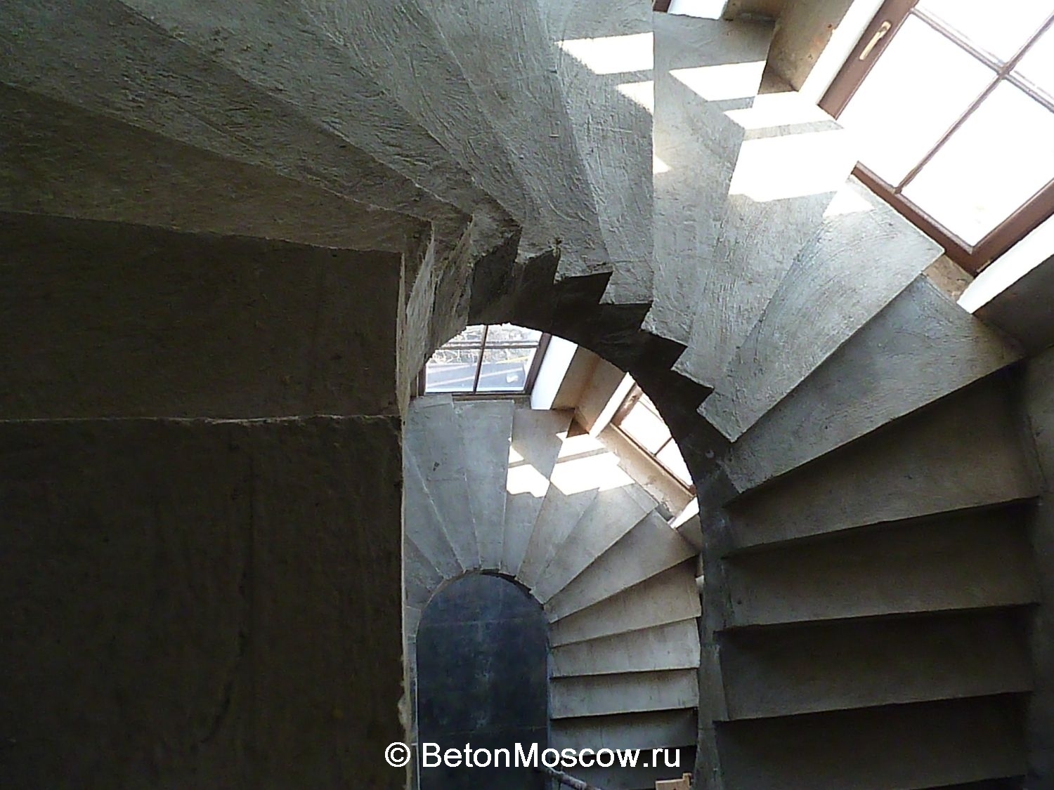 Бетонная лестница в коттеджном посёлке Лазурный берег. Фото 8