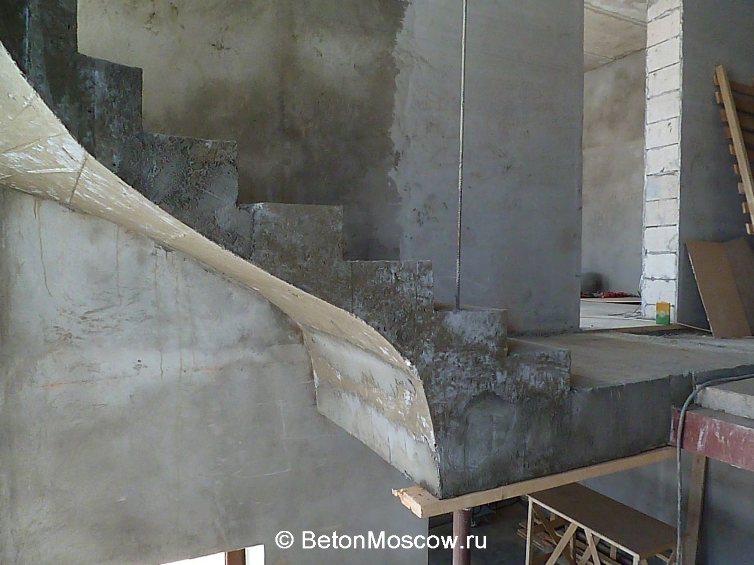 Бетонная лестница в коттеджном посёлке Лазурный берег. Фото 9