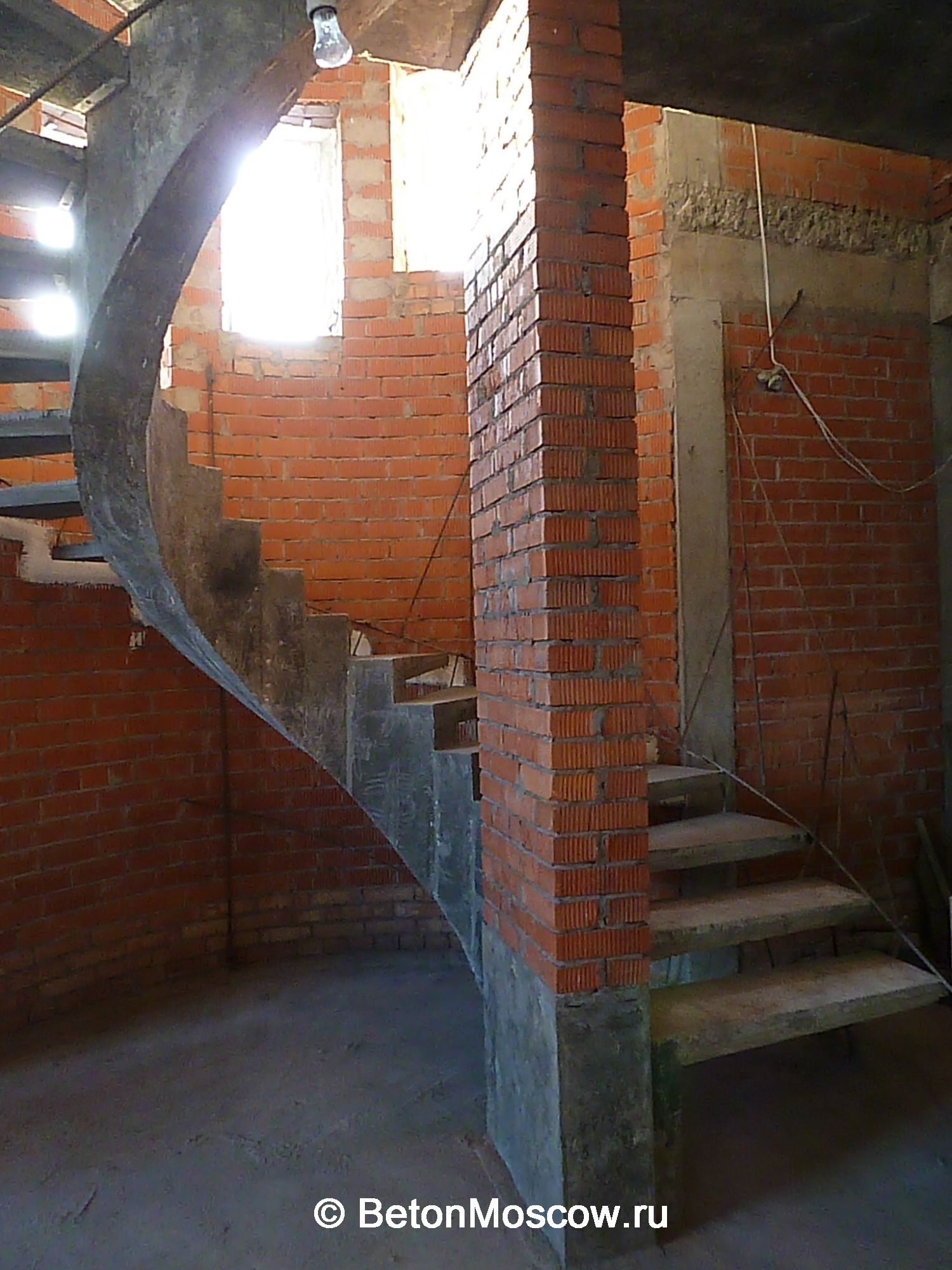 Бетонная винтовая лестница на косоуре в районе Лефортово (Москва). Фото 11
