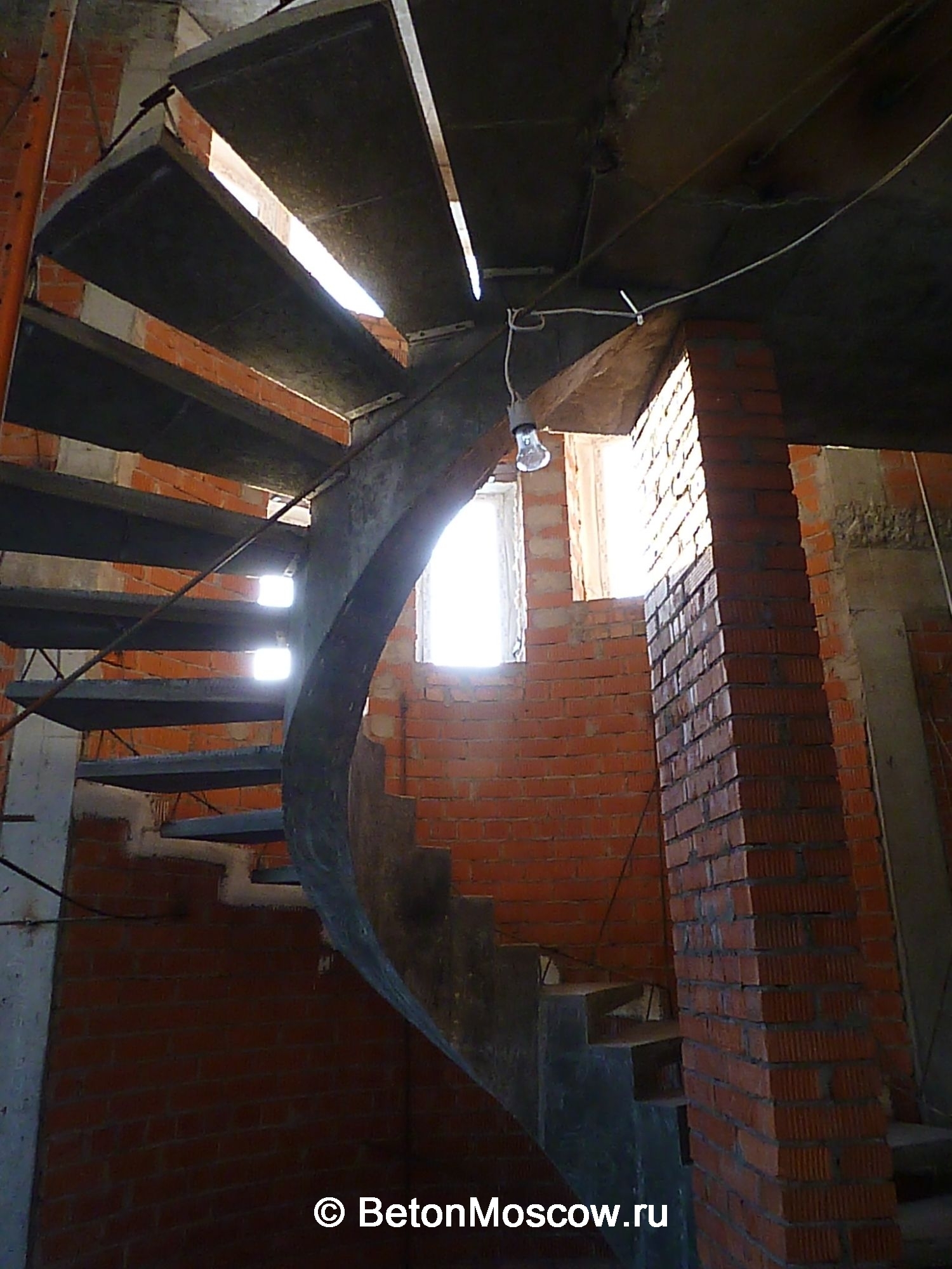 Бетонная винтовая лестница на косоуре в районе Лефортово (Москва). Фото 12