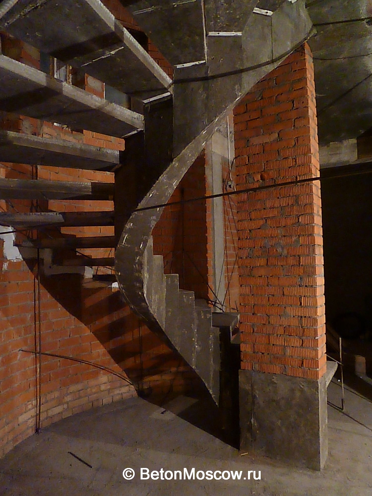 Бетонная винтовая лестница на косоуре в районе Лефортово (Москва). Фото 14