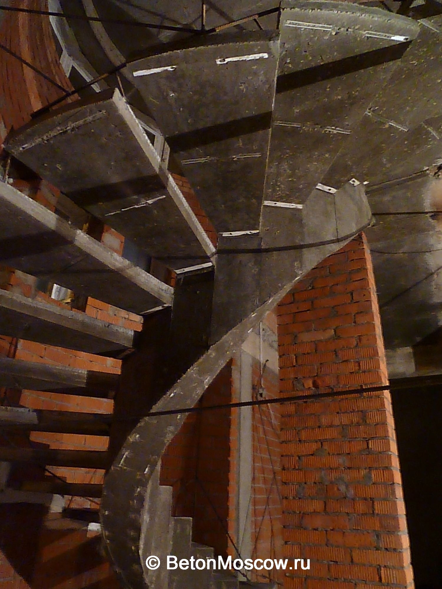 Бетонная винтовая лестница на косоуре в районе Лефортово (Москва). Фото 15