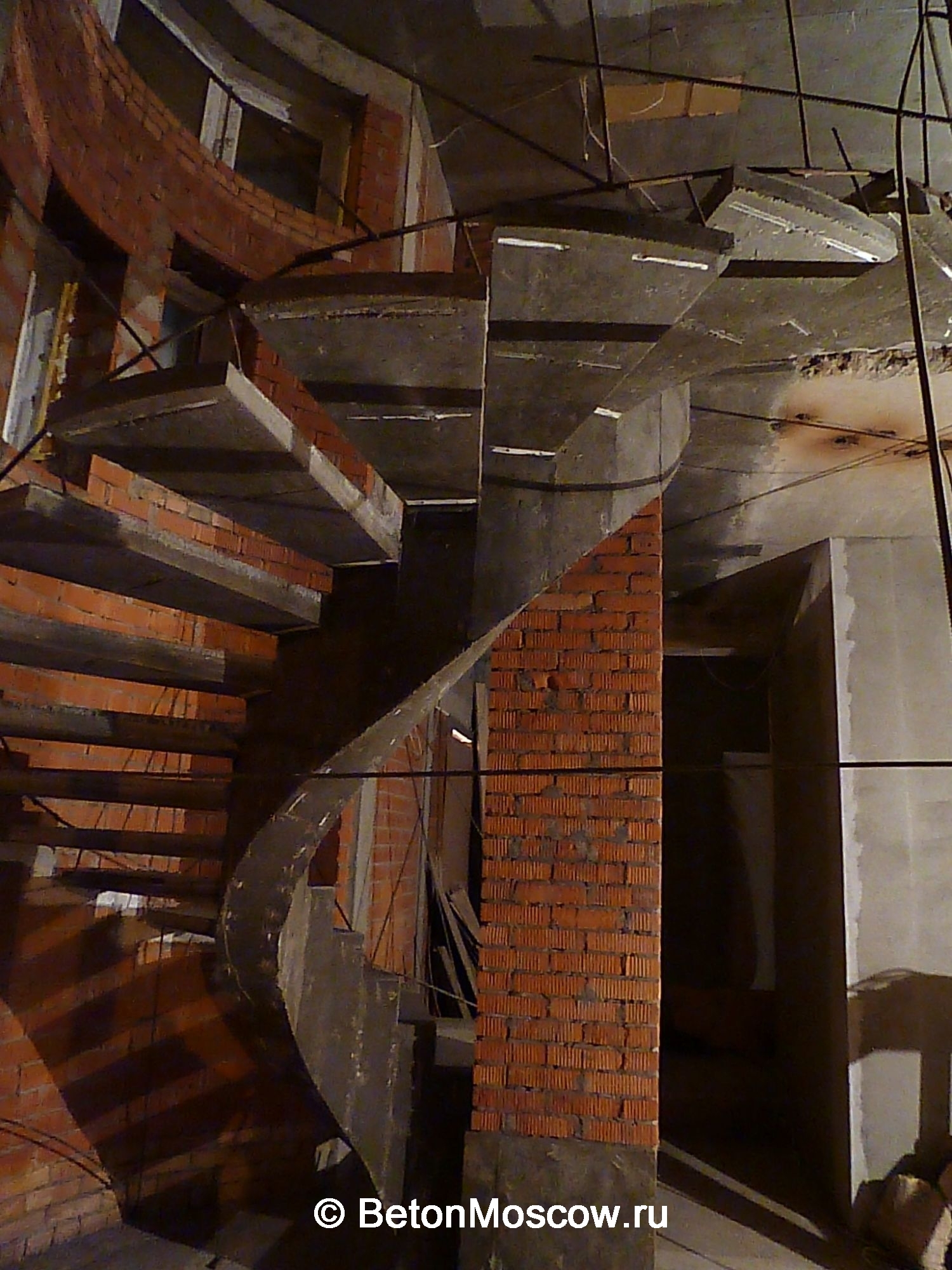 Бетонная винтовая лестница на косоуре в районе Лефортово (Москва). Фото 18