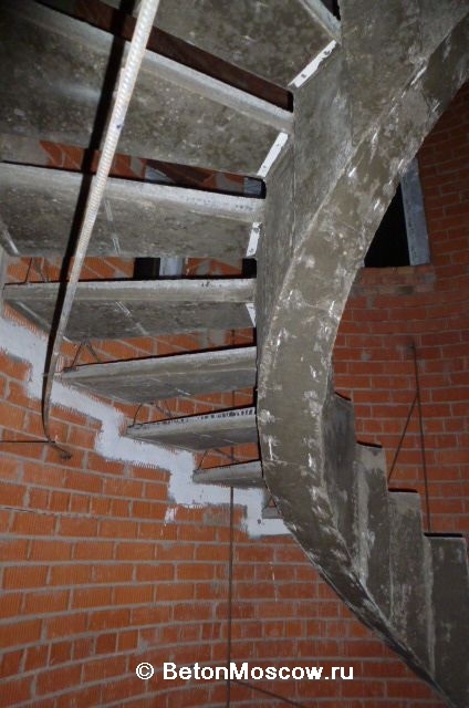 Бетонная винтовая лестница на косоуре в районе Лефортово (Москва). Фото 20