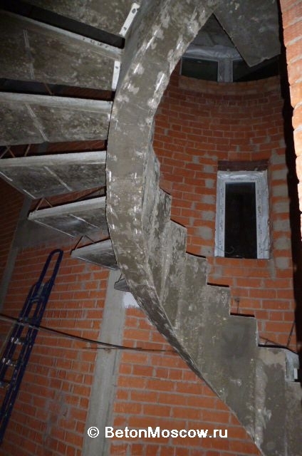 Бетонная винтовая лестница на косоуре в районе Лефортово (Москва). Фото 21