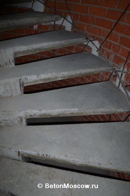 Бетонная винтовая лестница на косоуре в районе Лефортово (Москва). Фото 23