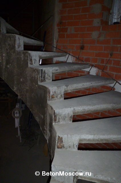 Бетонная винтовая лестница на косоуре в районе Лефортово (Москва). Фото 24