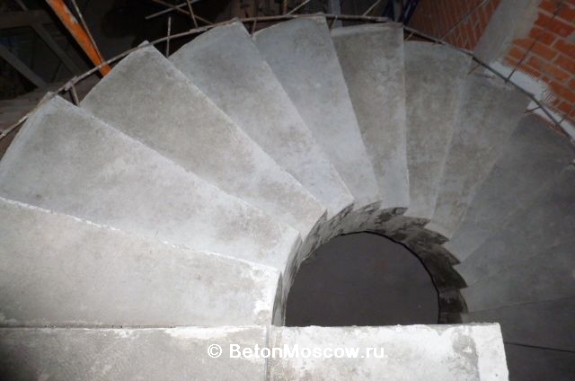 Бетонная винтовая лестница на косоуре в районе Лефортово (Москва). Фото 26