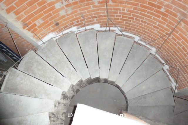 Бетонная винтовая лестница на косоуре в районе Лефортово (Москва). Фото 27