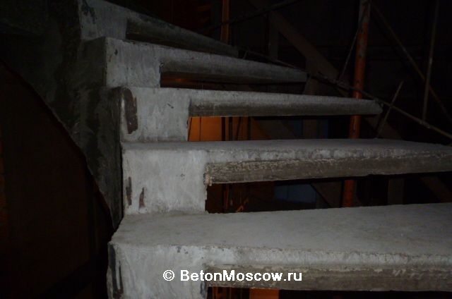 Бетонная винтовая лестница на косоуре в районе Лефортово (Москва). Фото 28