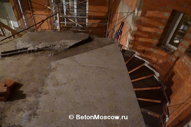 Бетонная винтовая лестница на косоуре в районе Лефортово (Москва). Фото 29