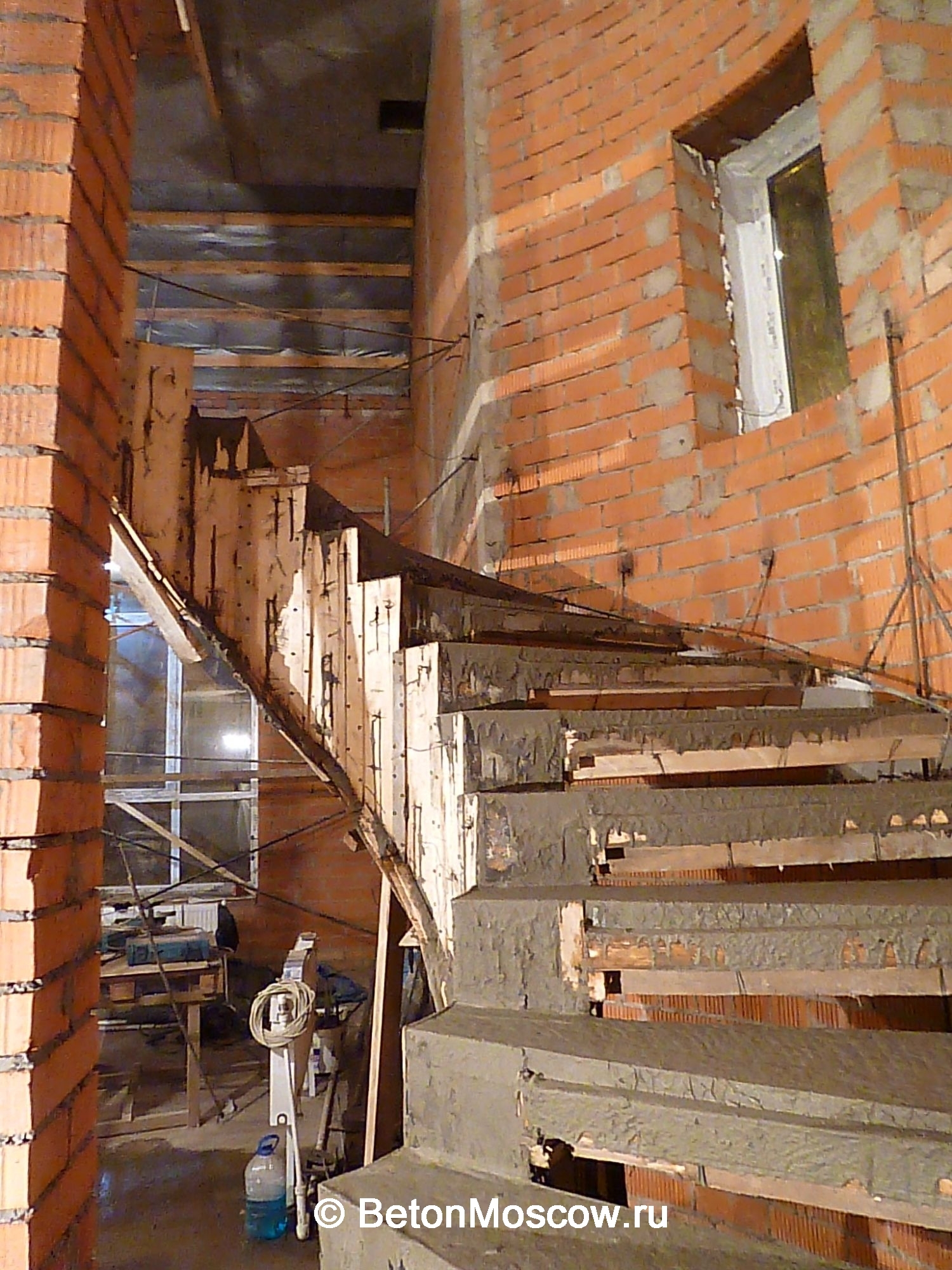 Бетонная винтовая лестница на косоуре в районе Лефортово (Москва). Фото 3
