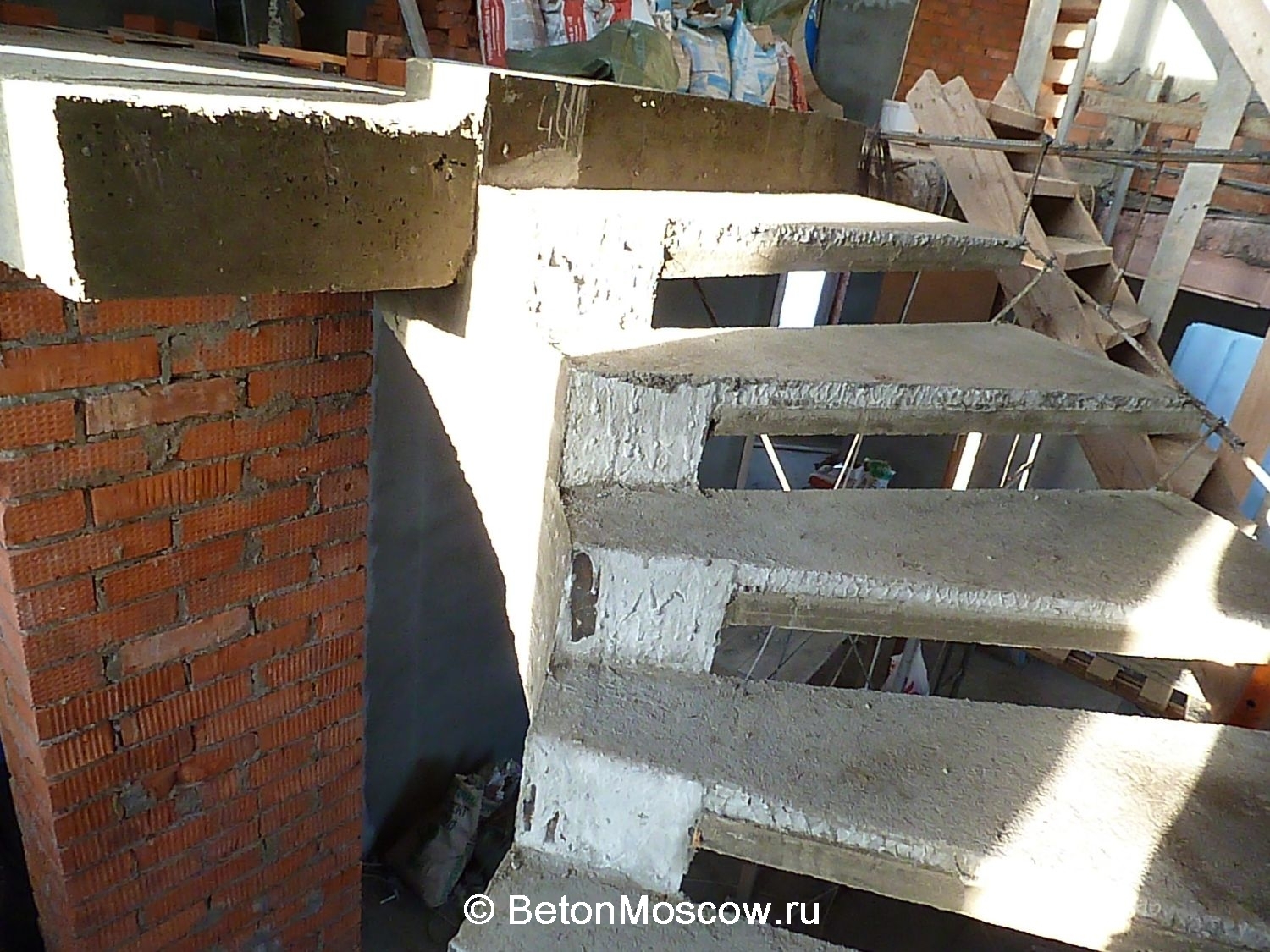 Бетонная винтовая лестница на косоуре в районе Лефортово (Москва). Фото 30
