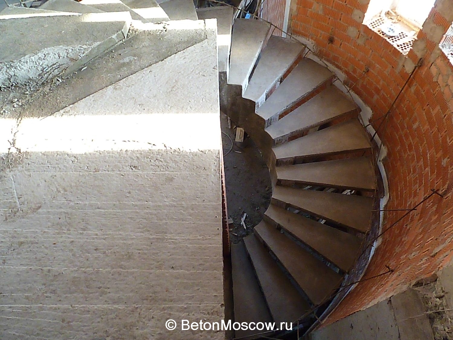 Бетонная винтовая лестница на косоуре в районе Лефортово (Москва). Фото 32