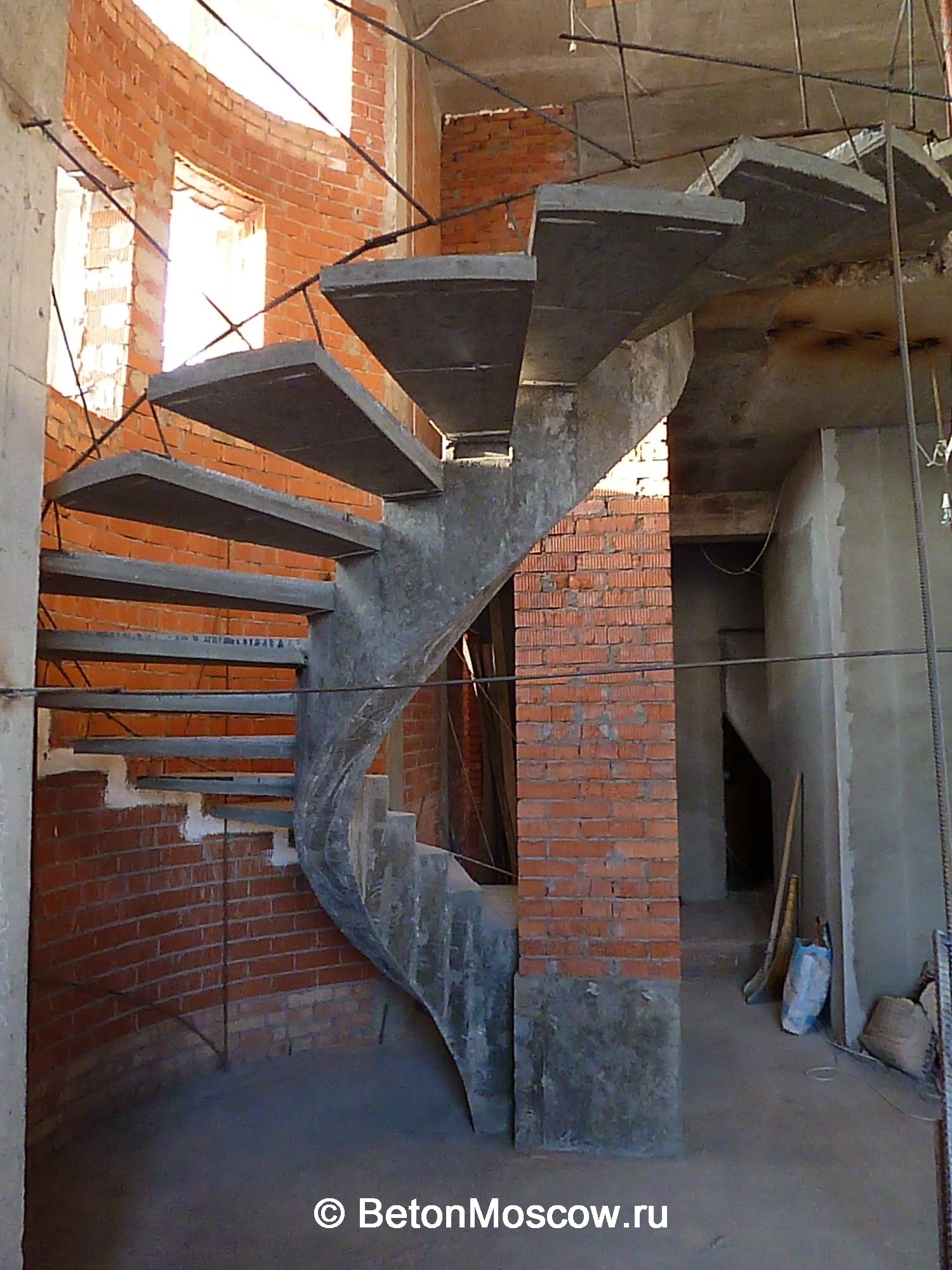 Бетонная винтовая лестница на косоуре в районе Лефортово (Москва). Фото 5