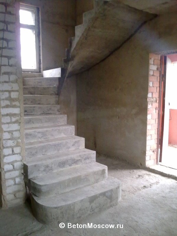 Лестница в посёлке Леоново. Фото 1