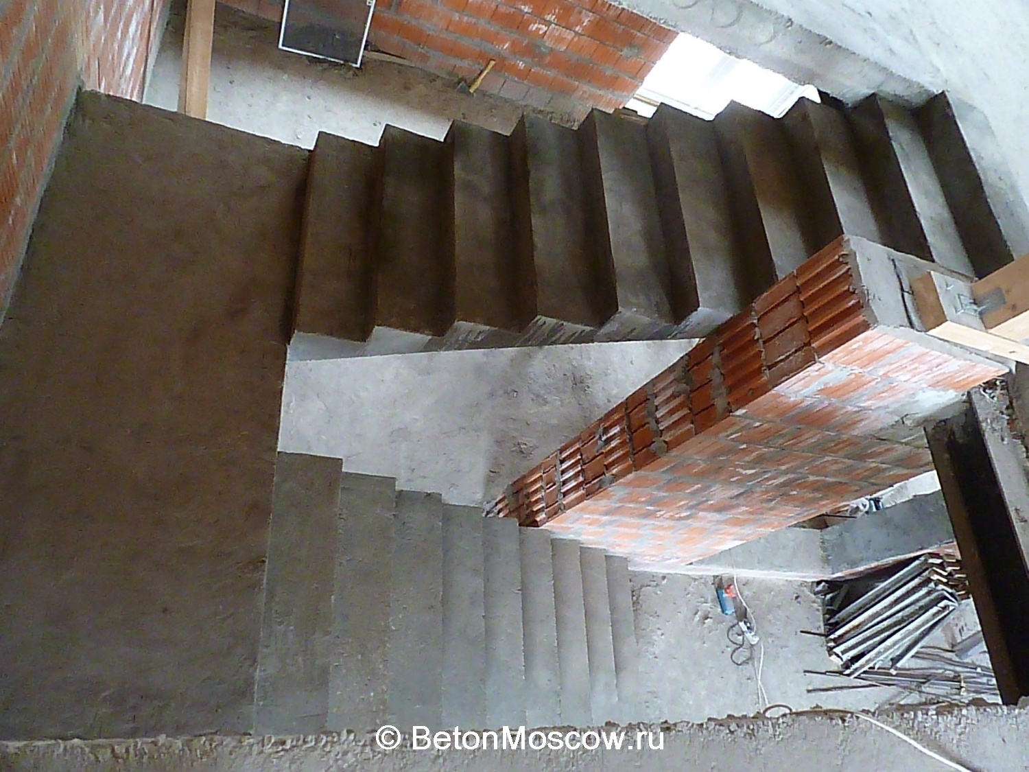 Маршевая П-образная бетонная лестница в посёлке Лесной пейзаж. Фото 2