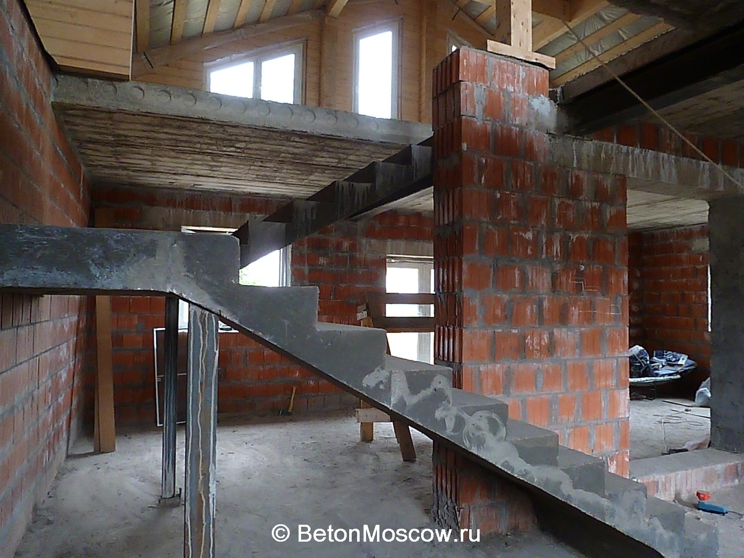 Маршевая П-образная бетонная лестница в посёлке Лесной пейзаж. Фото 3