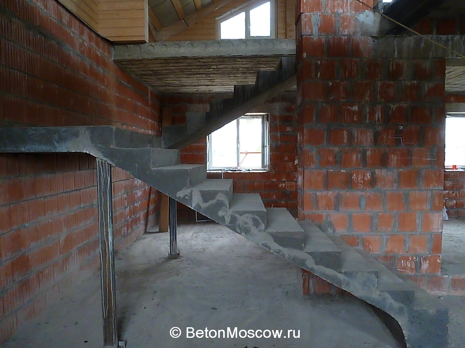 Маршевая П-образная бетонная лестница в посёлке Лесной пейзаж. Фото 6