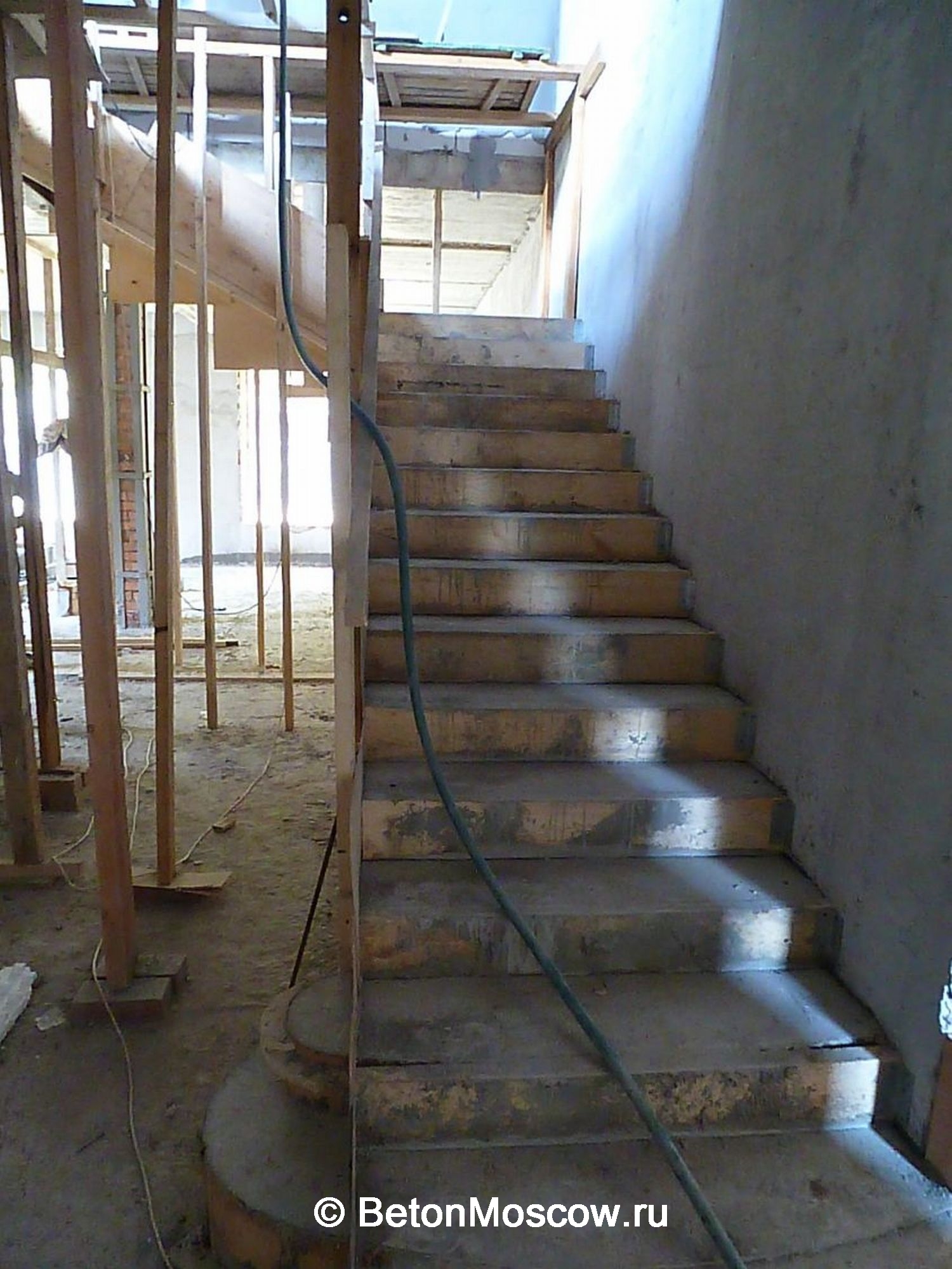 Монолитная бетонная лестница. Лестница 100. Фото 3