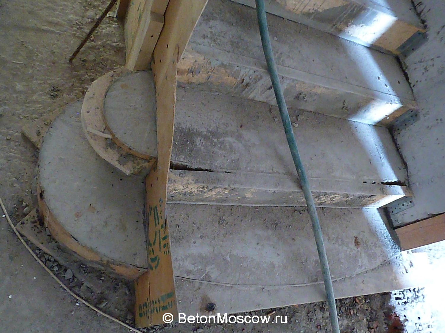 Монолитная бетонная лестница. Лестница 100. Фото 6