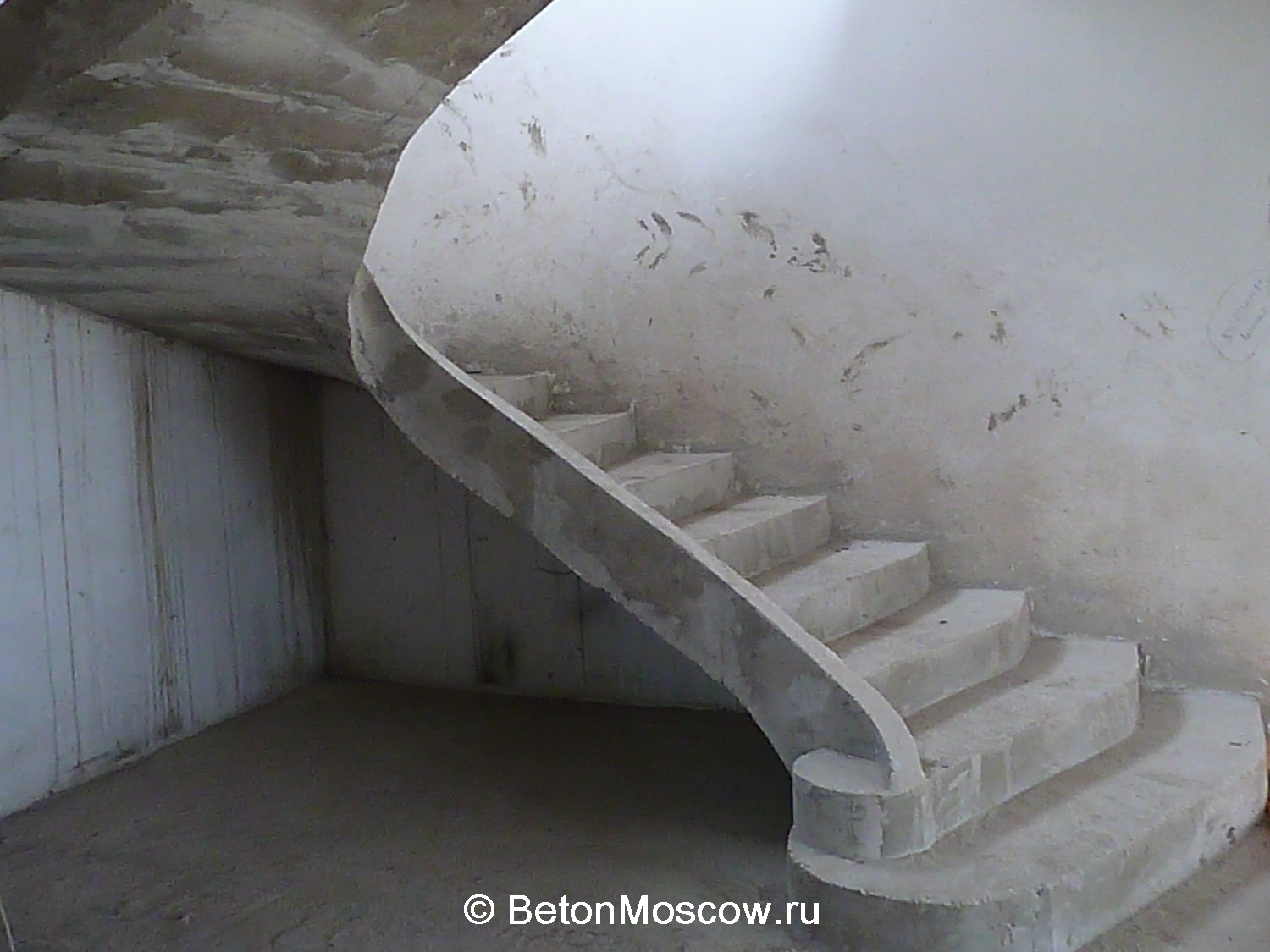 Монолитная бетонная лестница в посёлке Мери. Фото 1