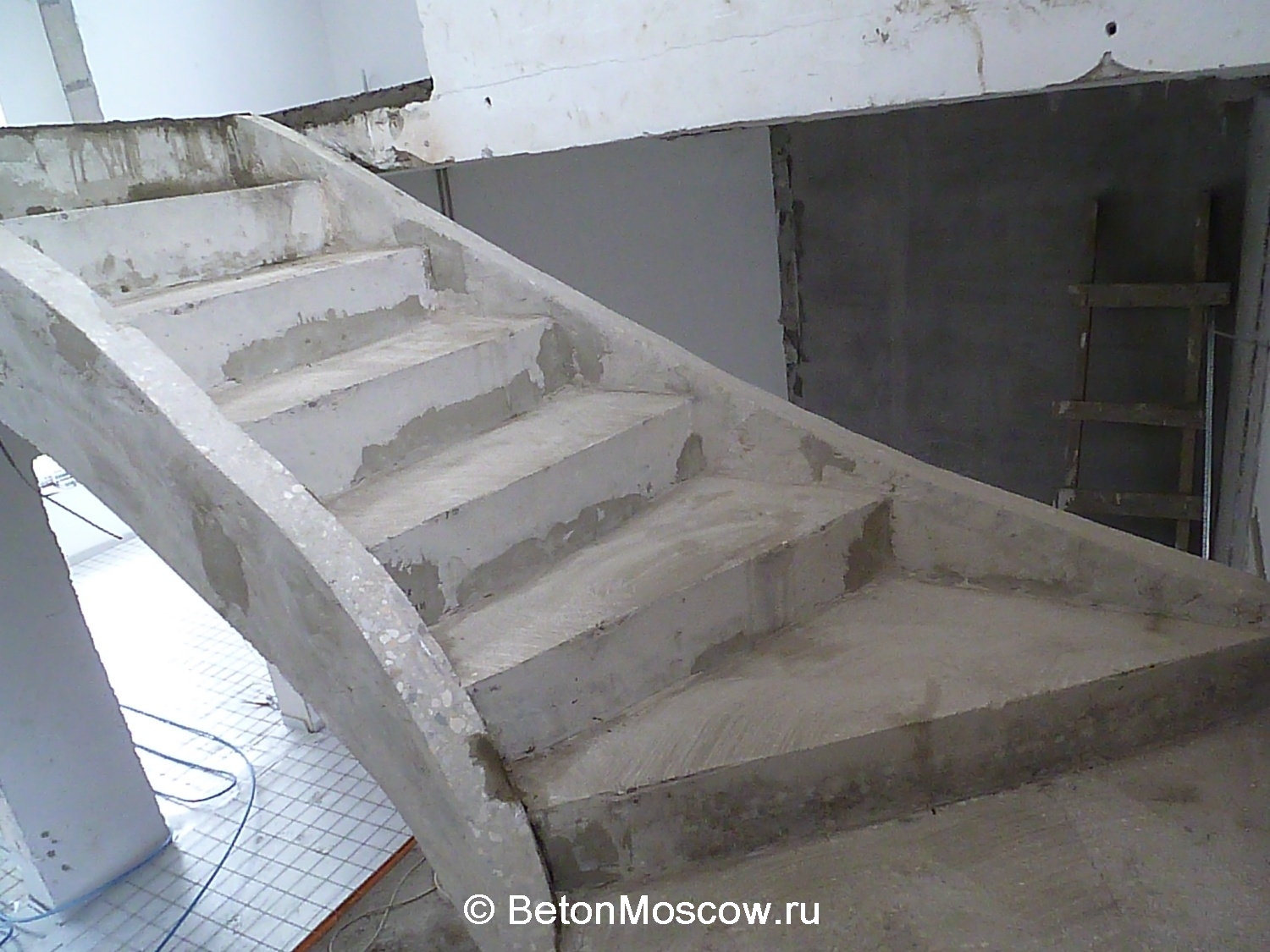 Монолитная бетонная лестница в посёлке Мери. Фото 13