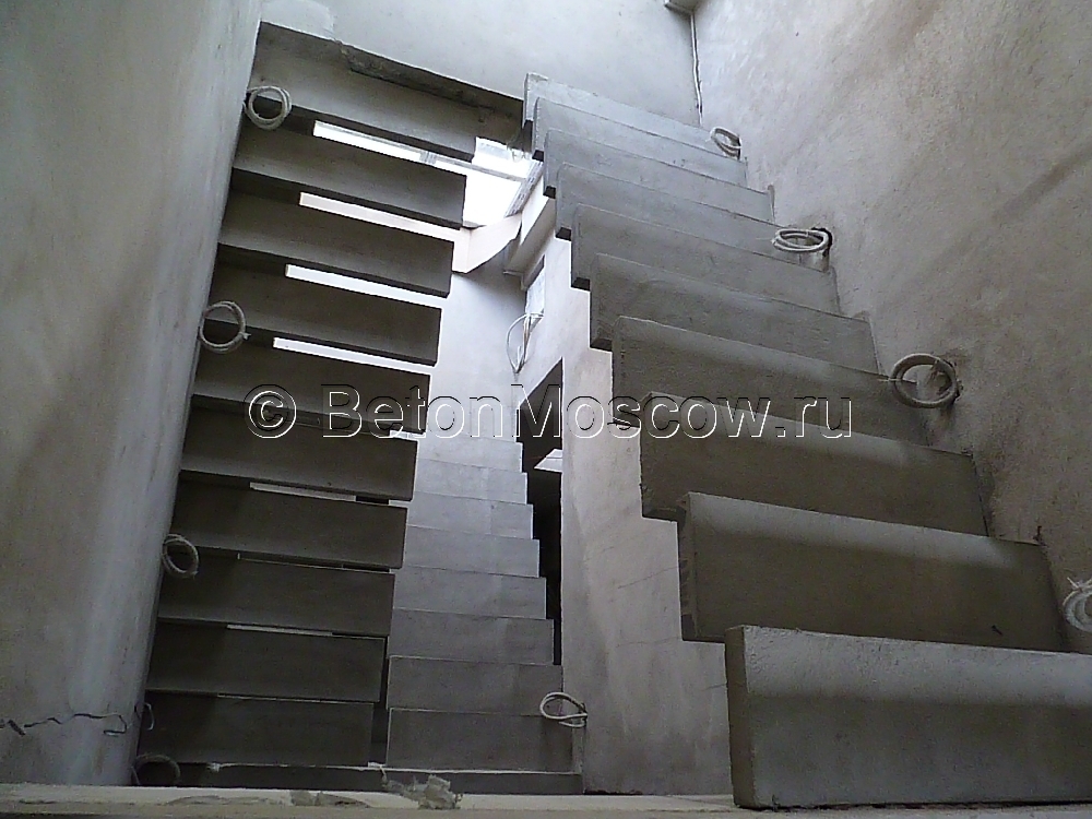 Лестница в коттеджном посёлке Миллениум парк. Фото 12