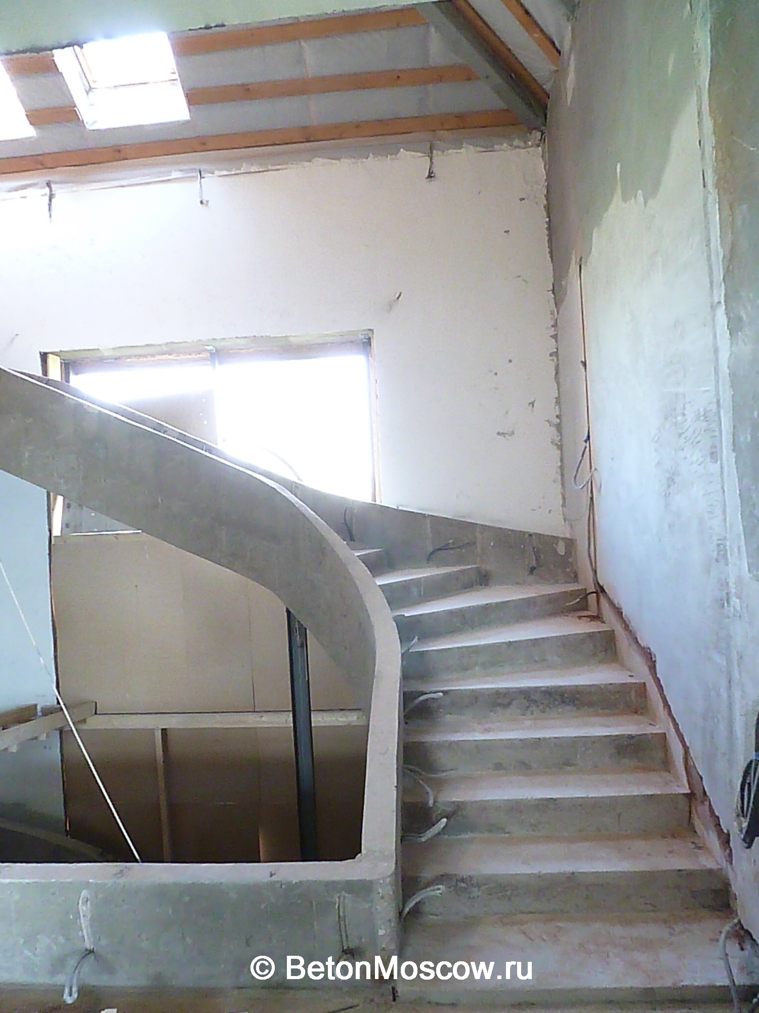 Лестница из бетона в посёлке Монтевиль. Фото 1