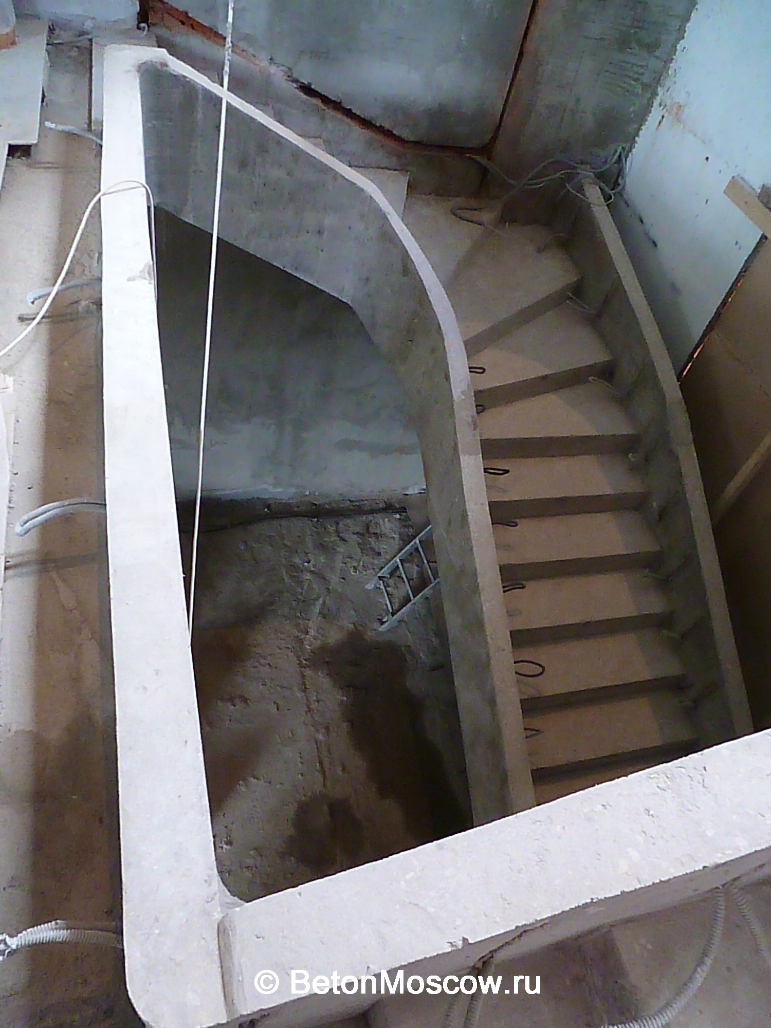 Лестница из бетона в посёлке Монтевиль. Фото 10