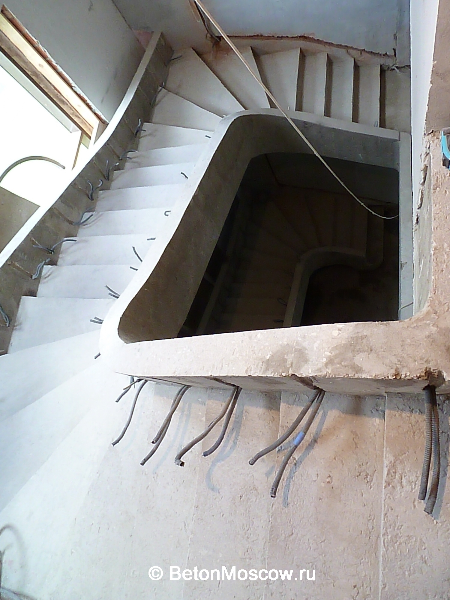 Лестница из бетона в посёлке Монтевиль. Фото 12