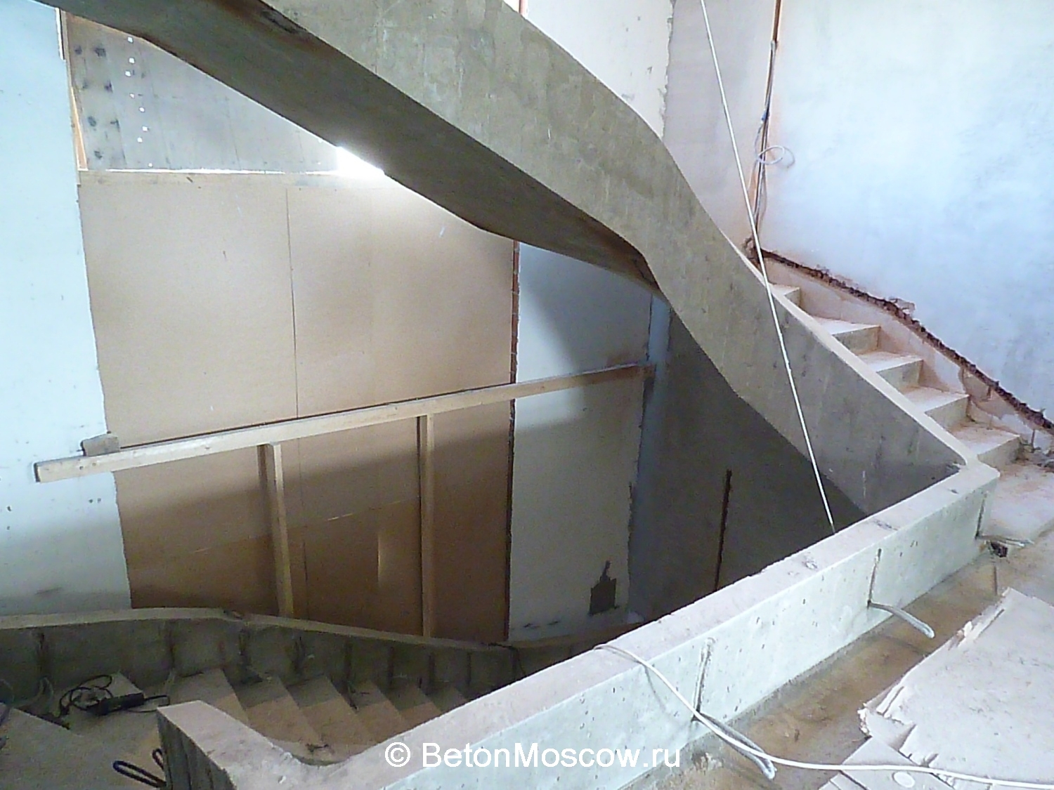 Лестница из бетона в посёлке Монтевиль. Фото 14