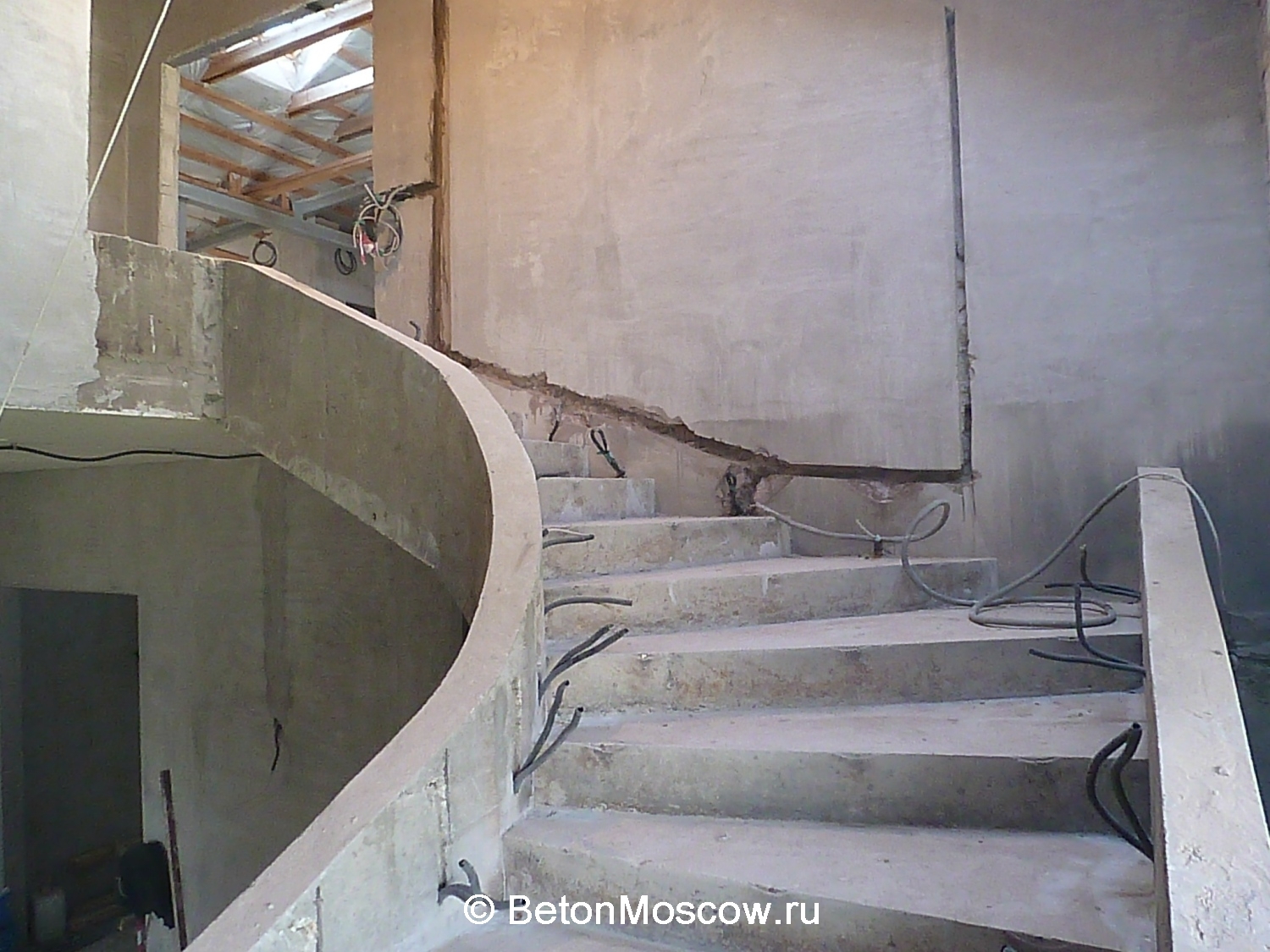 Лестница из бетона в посёлке Монтевиль. Фото 18