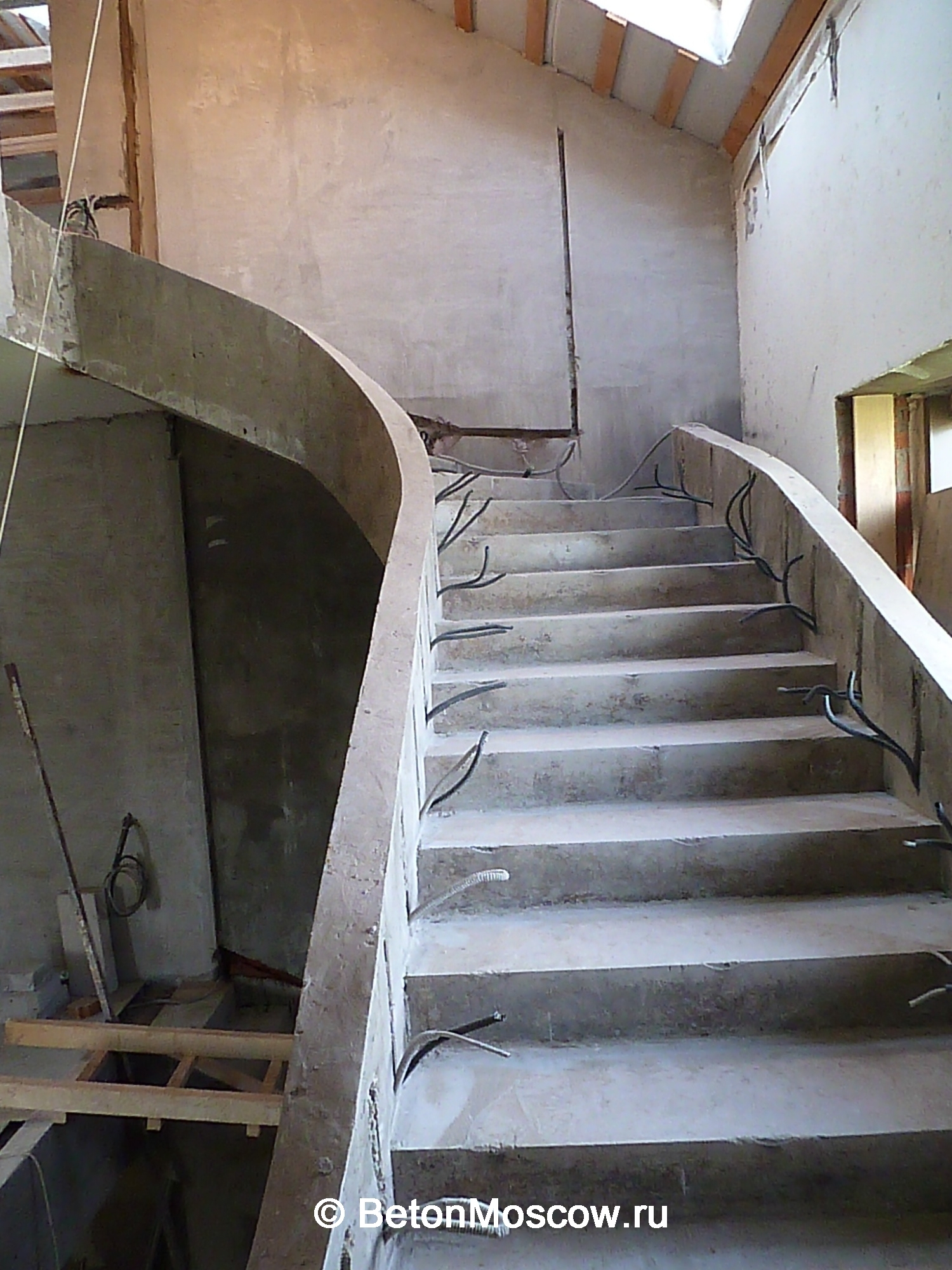 Лестница из бетона в посёлке Монтевиль. Фото 2