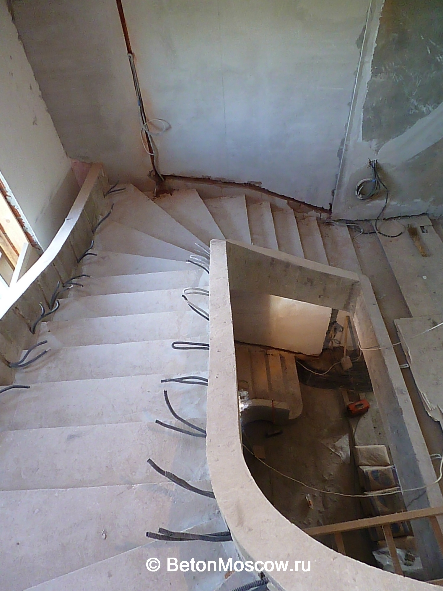 Лестница из бетона в посёлке Монтевиль. Фото 3