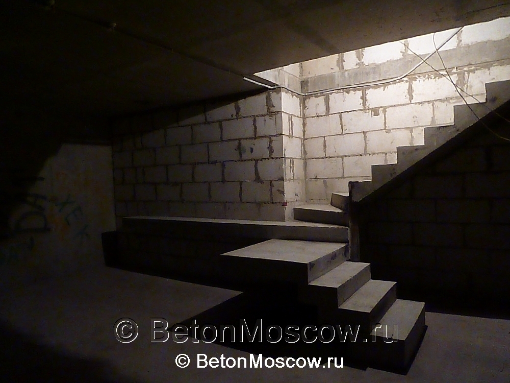 Маршевая бетонная лестница в квартире в городе Мытищи. Фото 1