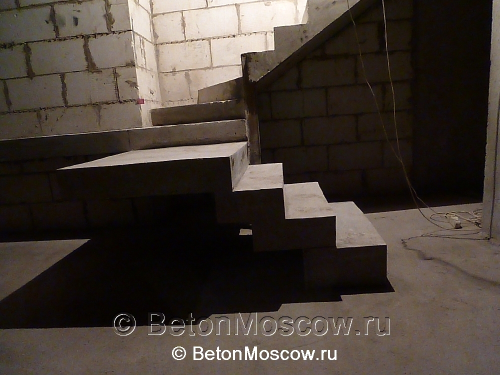 Маршевая бетонная лестница в квартире в городе Мытищи. Фото 3